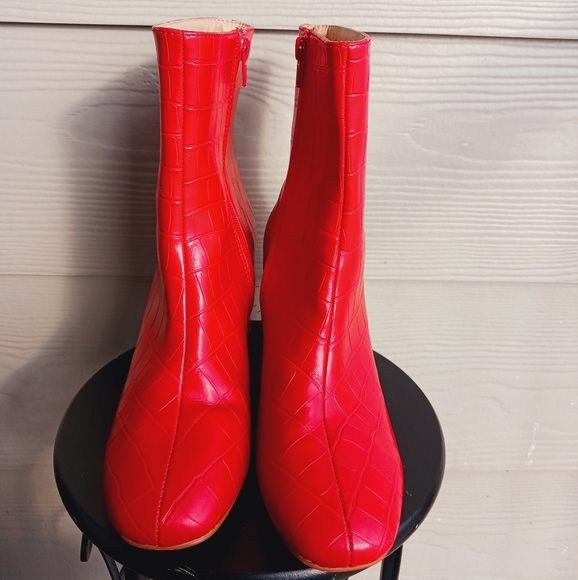 Red textured ankle boots - Picture 2 of 6